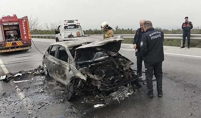 Bariyere çarpan otomobil alev aldı