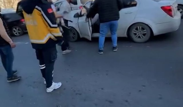 Trafikte tartışma büyüdü: Levye kullanıldı