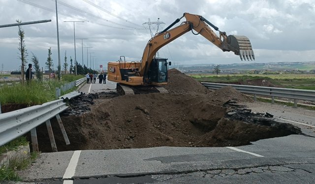 Batman'da yoğun yağış nedeniyle yol çöktü