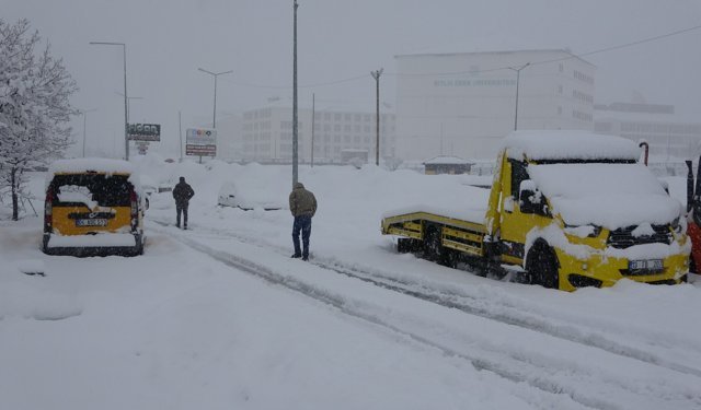 Bitlis’te 111 köy yolu kardan kapandı