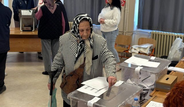 Çifte vatandaşlar erken seçim için sandık başında