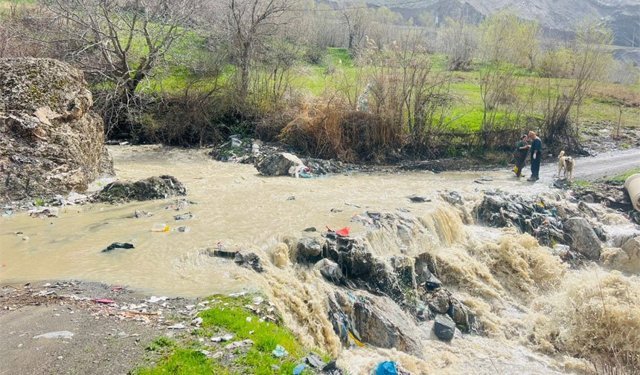 Hakkari'de yarıda bırakılan kanal çileye dönüştü
