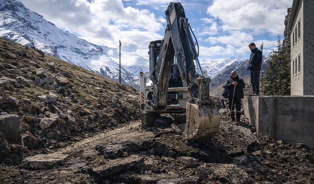 Hakkari’de hasar gören yollar yenileniyor
