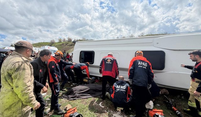 Diyarbakır’da midibüs devrildi: 1 ölü, 12 yaralı