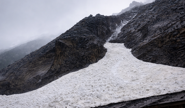 Hakkari Sümbül Dağı’nda çığ anı kameralara yansıdı