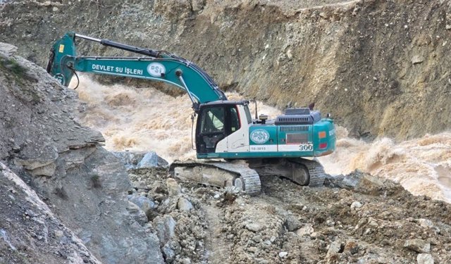Heyelan Zap Suyu'nda taşkın riskini artırdı