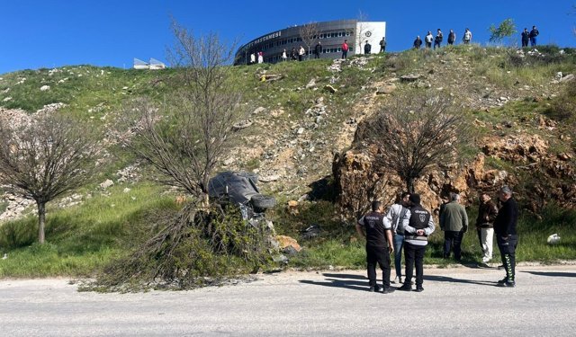 El freni çekilmeyen otomobil şarampole yuvarlandı