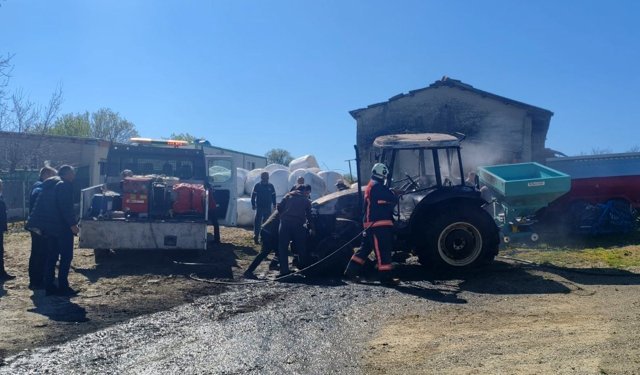 Bahçede park halindeki traktör yandı