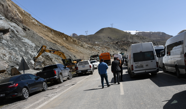 Hakkari-Van Karayolu kontrollü olarak ulaşıma açıldı