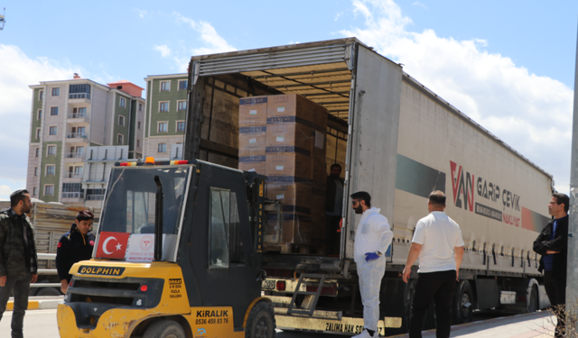 İran’a 6 yardım TIR’ı daha gönderildi
