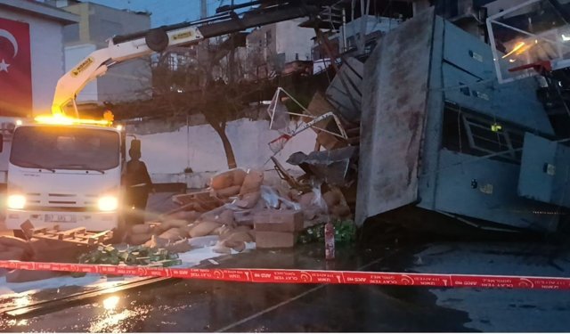 Freni boşalan kamyon okul bahçesine düştü