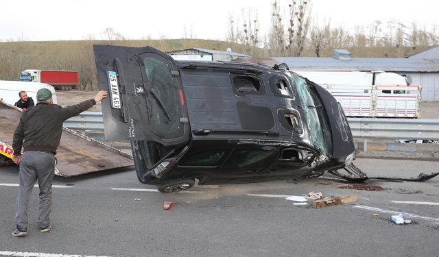 Hafif ticari araç, otomobile çarptı: 4 yaralı