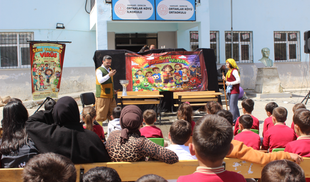 Hakkari’de gönüllüler çocuklar için sahne aldı