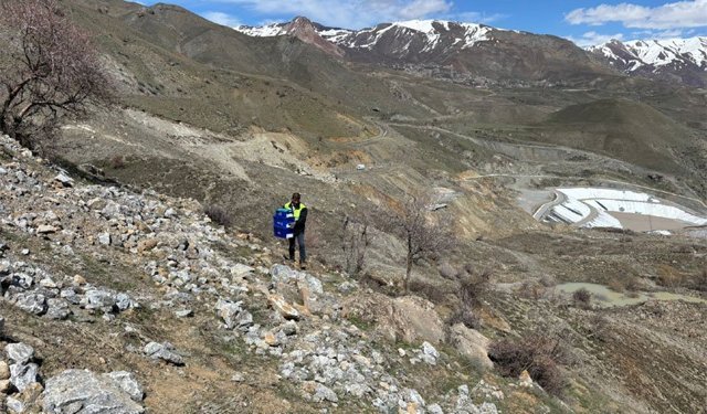 Yolu kapanan Hakkari'ye ilaçlar böyle getiriliyor