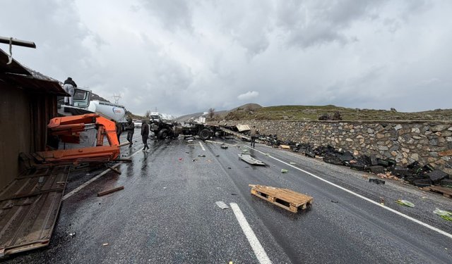 Bakım aracı ile TIR çarpıştı; 1'i ağır, 3 yaralı