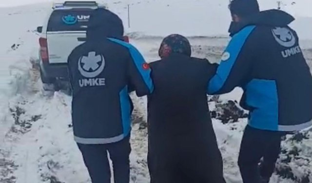 Kardan kapanan köyde ekipler seferber oldu