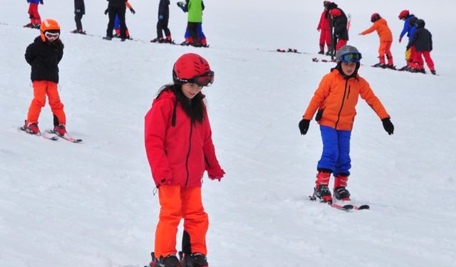 Kars’ta 2 bin öğrenci kayakla tanıştı