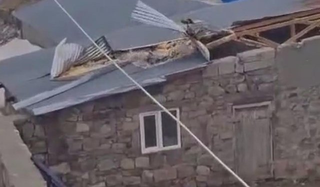 Kars'ta kuvvetli rüzgar çatıları uçurdu