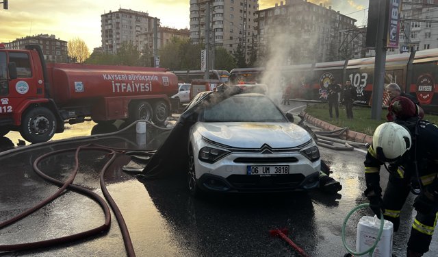 Elektrikli otomobil seyir halindeyken alev aldı