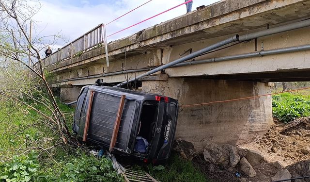 Savrulan araç dereye uçtu: 4 yaralı