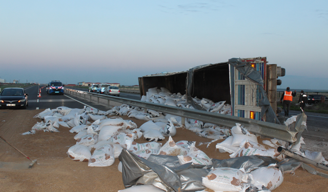 Yardım için duranlara araç çarptı: 1 ölü, 5 yaralı