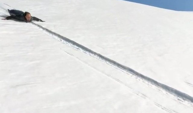 Kösedağ'ın zirvesinde nisan ayında 'poşetli' kayak