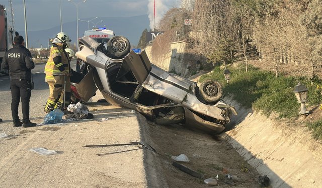 Takla atan otomobildeki 5 kişi yaralandı