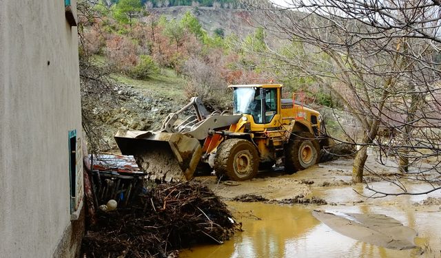 Gölet taştı, ev ve ahır sular altında kaldı