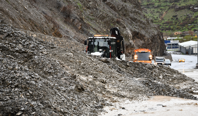 Hakkari Serê Solan mevkiinde heyelan meydana geldi