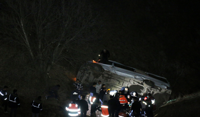 İşçileri taşıyan servis devrildi: 2 ölü