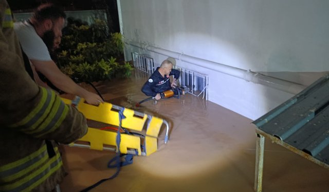 Mardin'de sağanak; ev ve işyerlerini su bastı