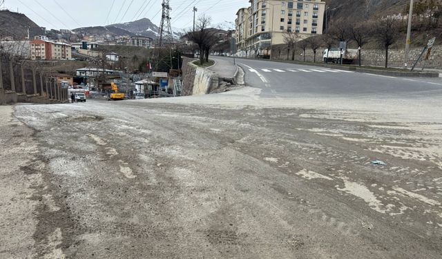 Hakkari’de tepki çeken görüntü: Yol çamur içinde