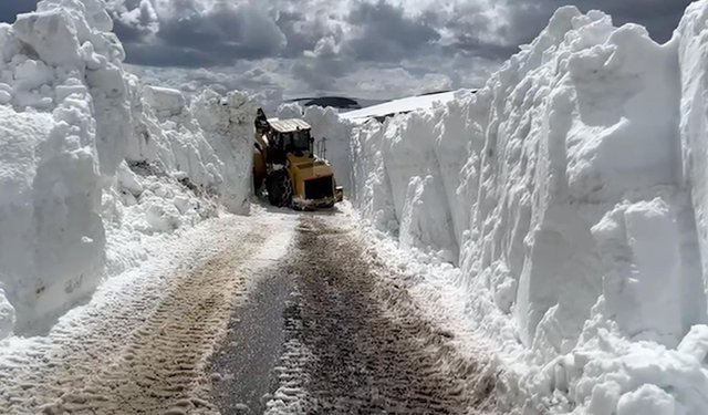 Nisanda 4 metrelik karla mücadele