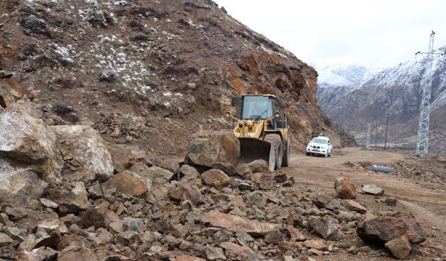 Kar ve yağmur heyelana yol açtı