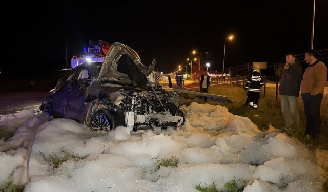 Otomobil, refüjdeki direğe çarptı: 4 yaralı