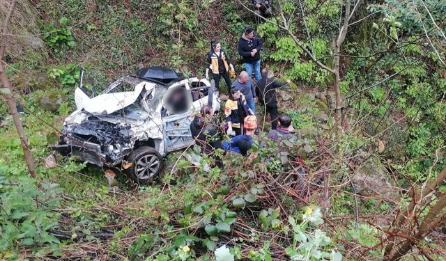 Uçuruma yuvarlanan araçta facia