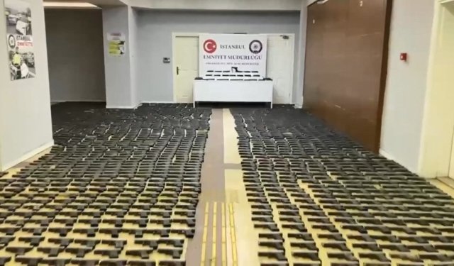 Toprak altındaki depoda binlerce silah parçası ele geçirildi