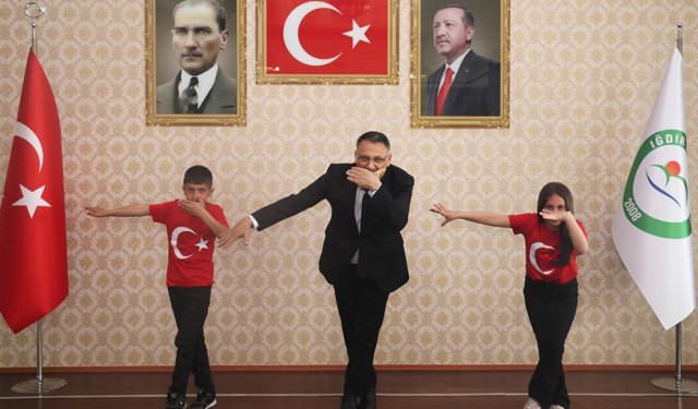 Rektörlük makamını devralan çocuklardan ‘Kartal Dansı’