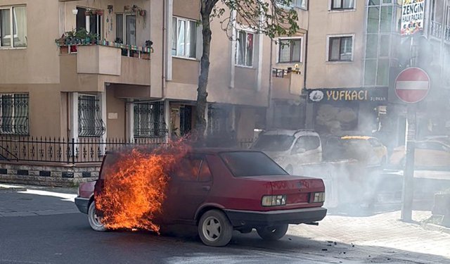 Seyir halindeyken alev alan otomobil yandı