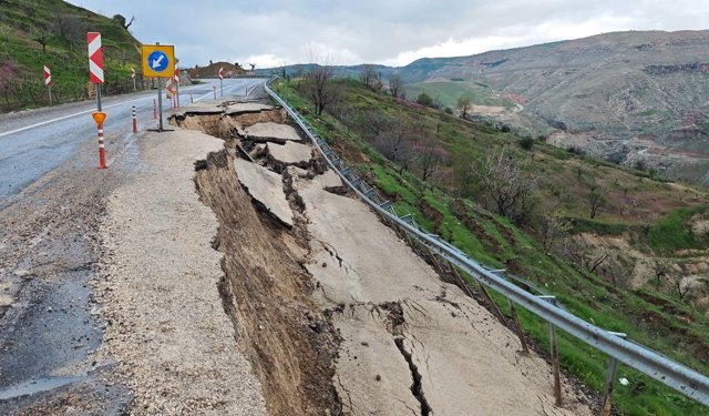 Siirt’te heyelan: Yolda çökme oluştu