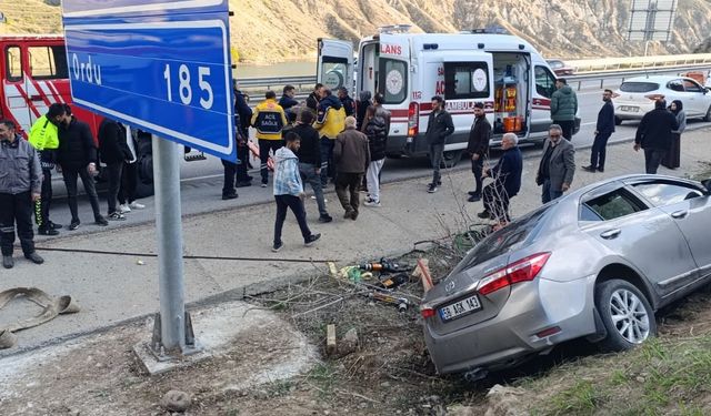 Sivas'ta otomobil şarampole devrildi: 3 yaralı