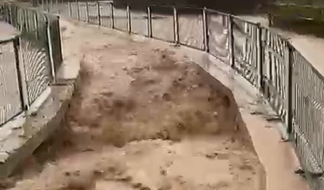 Irmak taştı, yol ve tarım arazilerini su bastı