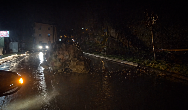 Hakkari’de yola düşen dev kaya trafiği kapattı