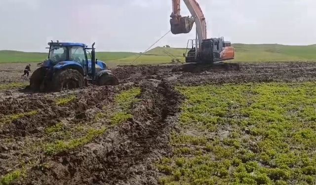 Batman’da çamura saplanan traktörler 3 gün sonra kurtarıldı