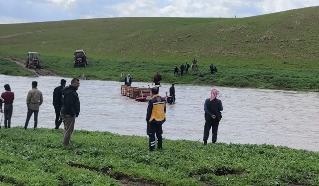 Traktörle derede mahsur kaldılar