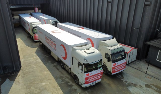 Türk Kızılay’dan İran’a 4 TIR insani yardım