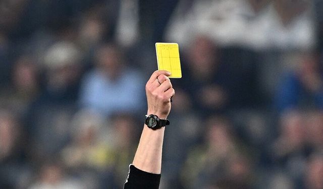 Derbilerde kartlar havada uçuşuyor