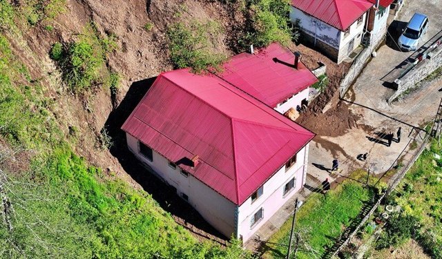 Bir ev hasar gördü, bir ev tahliye edildi