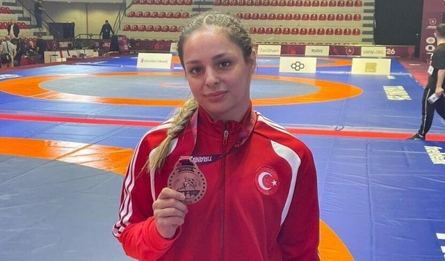 Milli güreşçi Tuba Demir, Avrupa üçüncüsü oldu