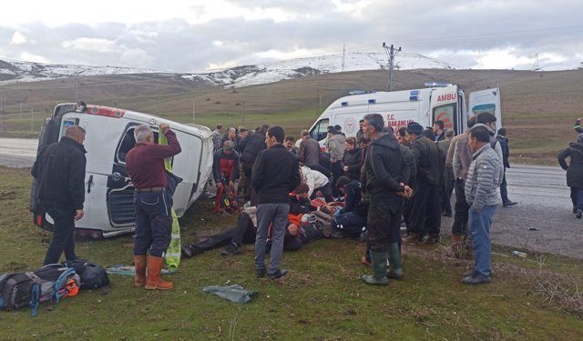 Van’da minibüs takla attı: 13 yaralı